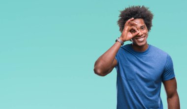 Afro Amerikalı adam gülümsüyor, parmakları ile mutlu yüz üzerinden seyir göz el ile ok jest yapıyor izole arka plan üzerinde.