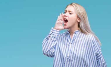 Genç Sarışın kadın bağırarak ve ağzı üzerinde el ile yan için çığlık izole arka plan yüzünden. İletişim kavramı.