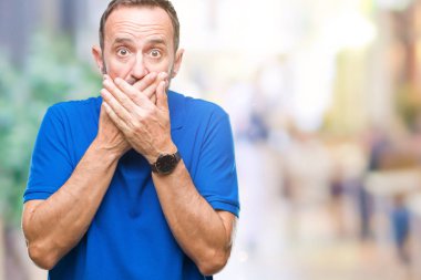 Orta yaş üzerinde izole arka plan ağız hata için elleriyle kapsayan şok ağarmış komuta sizde. Gizli kavramı.