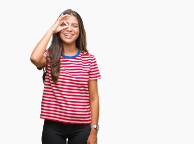 Genç güzel Arap kadın gülümsüyor, parmakları ile mutlu yüz üzerinden seyir göz el ile ok jest yapıyor izole arka plan üzerinde.