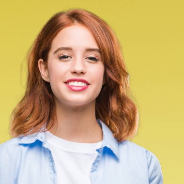 Genç güzel iş kadını yüzünde mutlu ve güzel bir gülümseme ile izole arka plan üzerinde. Şanslı kişi.