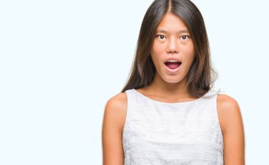 Genç Asyalı kadın korkuyor ve şok sürpriz ifade ile izole arka plan üzerinde korku ve yüz heyecanlı.