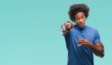 Afro Amerikalı adam içme cam su izole arka kamera ve size parmak ile işaret üzerine, el işareti, pozitif ve kendinden emin bir jest ön