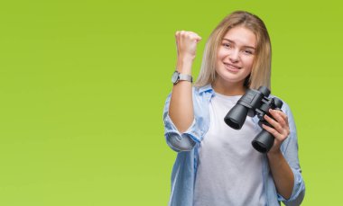 Öfke, çılgın ve yükseltilmiş eliyle diye bağıran ile rahatsız ve hayal kırıklığına uğramış öfke kavramı bağırarak genç kafkas kadın holding dürbün izole üzerinde arka plan