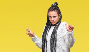 Genç örgülü saç Afro-Amerikan Kız izole arka plan üzerinde gösterilen kazak giyiyor ve parmakları ile işaret kendinden emin ve mutlu gülümseyerek süre 6 numara.