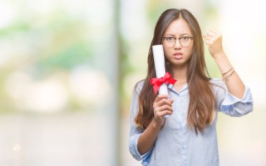 Genç Asyalı kadın holding derecesi izole üzerinde arka plan ile öfke, çılgın ve yükseltilmiş eliyle diye bağıran rahatsız ve hayal kırıklığına uğramış öfke kavramı bağırarak