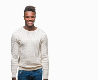 İzole arka plan ile bir mutlu ve güzel genç Afro-Amerikan adam yüzünde gülümseme. Şanslı kişi.
