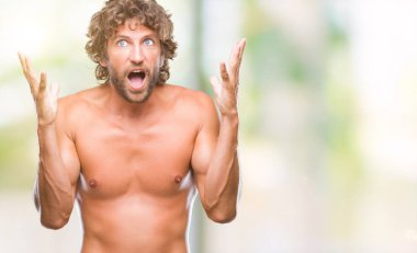 Yakışıklı İspanyol adam seksi ve gömleksiz izole arka plan çılgın ve başarı için hayran kaldırdı kollarını açarak kutlama üzerinde model ve heyecanlı çığlık gözleri açık. Kazanan kavramı