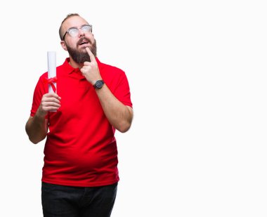 Gözlük takan ve derecesi holding genç hipster adam arka plan ciddi bir yüz düşünme hakkında soru, çok karışık fikir izole