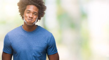 Komik surat ile yanakları şişirme izole arka plan üzerinde Afro Amerikalı adam. Ağız ile hava, deli ifade şişirilmiş.