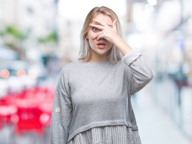 Mahcup ifadeyle parmaklarımın arasından seyir izole arka yüz ve gözler el ile kapsayan şok bakmak genç sarışın kadın.