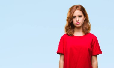 İzole arka plan şüpheci ve sinir, papatyanın üzgün sorun nedeniyle genç güzel kadın. Negatif kişi.