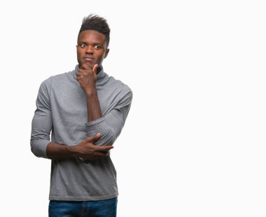 Afrikalı-Amerikalı genç emin çapraz kollar ve çeneme kaldırdı el ile gülümseme ile kameraya bakarak izole arka plan üzerinde. Pozitif düşünce.