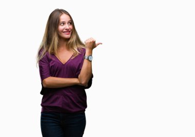 Genç güzel sarışın zarif kadın arıyorum ve başparmak yanında yukarıyı mutlu yüz ile gülümseyen izole arka plan.