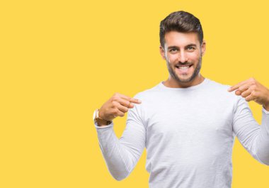 Yüzünde gülümseme ile kendinden emin görünüyorsun, kendini gururlu ve mutlu parmakları ile işaret izole arka plan üzerinde genç yakışıklı adam.