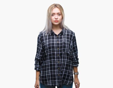 Genç Sarışın kadın yüzünde ciddi bir ifade ile izole arka plan yüzünden. Basit ve doğal kameraya bakıyor.