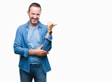 Orta yaş ağarmış komuta sizde seyir ve başparmak yanında yukarıyı mutlu yüz ile gülümseyen izole arka plan üzerinde.