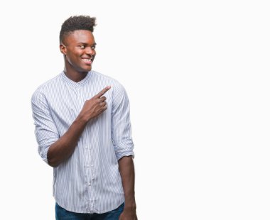 Genç Afro-Amerikan adam izole arka neşeli bir gülümseme ile el ve parmak kadar kameraya bakarak yüzündeki mutlu ve doğal ifade ile yan ile işaret yüz üzerinden.