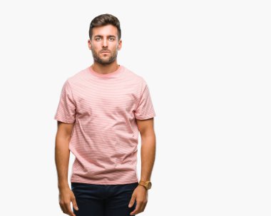 Yakışıklı delikanlı yüzünde ciddi bir ifade ile izole arka plan üzerinde. Basit ve doğal kameraya bakıyor.