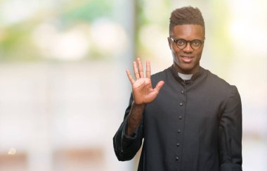 Gösterilen ve parmakları ile işaret izole arka plan genç Afro-Amerikan rahip adam kendinden emin ve mutlu gülümseyerek süre beş numara.