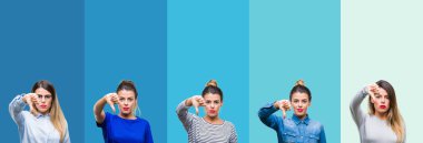 Mavi çizgili genç güzel kadın kolaj mutsuz ve kızgın ret gösterilen ve başparmak aşağı hareketi ile negatif seyir arka plan izole. Kötü ifade.