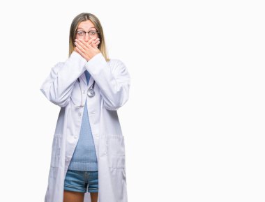 Genç güzel kadın kulaklık üzerinden izole arka plan ağız hata için elleriyle kapsayan şok doktor. Gizli kavramı.