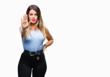 Elin avuç durağı şarkı yapıyor izole arka plan üzerinde genç güzel şık iş kadını. Negatif ve ciddi bir jest yüz ifadesiyle uyarı.