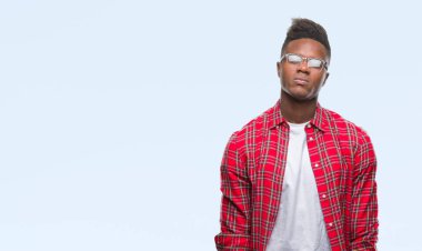 Afrikalı-Amerikalı genç yüzünde ciddi bir ifade ile izole arka plan üzerinde. Basit ve doğal kameraya bakıyor.