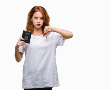 Pasaport İtalya'nın kızgın yüzü, eksi işareti aşağı antipati başparmak ile gösterilen, ret kavramı ile izole arka plan üzerinde tutan genç güzel kadın