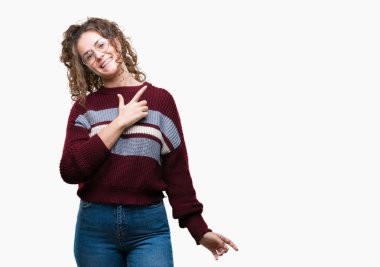 Güzel esmer kıvırcık saçlı Genç kız gözlüklü izole arka neşeli bir gülümseme ile el ve parmak kadar kameraya bakarak yüzündeki mutlu ve doğal ifade ile yan ile işaret yüz üzerinden.