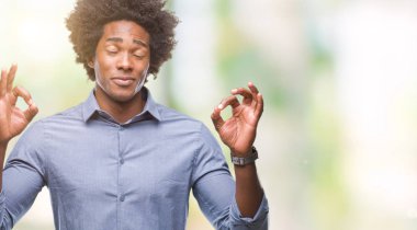 İzole arka plan üzerinde Afro Amerikalı adam rahatla ve gülümseyen gözlerle kapalı parmak jestle meditasyon yapıyor. Yoga kavramı.