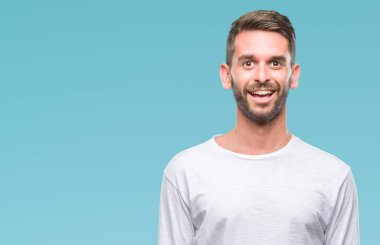 Yakışıklı delikanlı yüzünde mutlu ve güzel bir gülümseme ile izole arka plan üzerinde. Şanslı kişi.