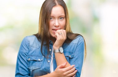 Stresli ve gergin görünümlü izole arka plan üzerinde beyaz genç güzel kadın 