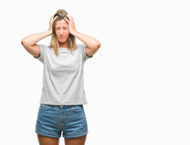 Genç ve güzel bir kadın, izole edilmiş arka planda acı ve migren yüzünden çaresiz ve stresli bir baş ağrısı çekiyor. Ellerini başının üstüne koy..