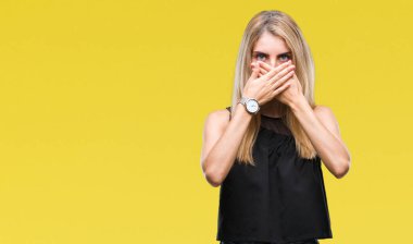 Genç güzel sarışın ve mavi gözlü kadın izole arka plan ağız hata için elleriyle kapsayan şok yüzünden. Gizli kavramı.