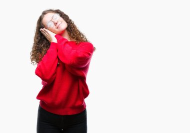 Uyku yorgun hayal ve ile gülümseyen gözleri kapalı iken ellerle birlikte poz izole arka plan üzerinde gözlük ve kış kazak giyen güzel esmer kıvırcık saçlı Genç kız.