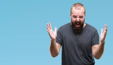 Genç beyaz hipster adam izole arka plan çılgın ve kızgın bağırarak ve agresif ifade ve silah kaldırdı bağırıyor. Hayal kırıklığı kavramı.