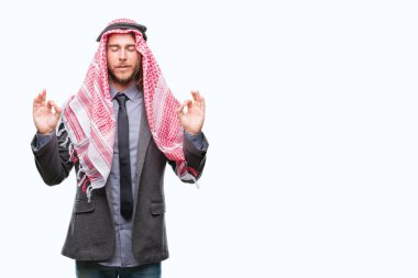 Uzun saçlı keffiyeh izole arka plan üzerinde giyen genç yakışıklı Arap adam rahatla ve gülümseyen gözlerle kapalı parmak jestle meditasyon yapıyor. Yoga kavramı.