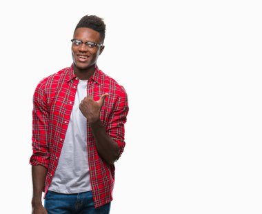 Genç Afro-Amerikan adam arıyor ve başparmak yanında yukarıyı mutlu yüz ile gülümseyen izole arka plan üzerinde.