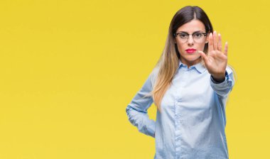 Elin avuç durağı şarkı yapıyor izole arka plan üzerinde gözlük takan genç güzel iş kadını. Negatif ve ciddi bir jest yüz ifadesiyle uyarı.