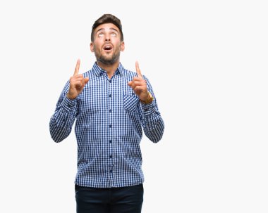 Yakışıklı delikanlı izole arka plan üzerinden hayran ve yukarıya bakıp parmakları ile işaret şaşırttı ve silah kaldırdı.