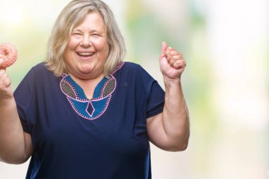 Duygu tezahürat gurur çığlık ve zafer ve başarı çok heyecanlı, kutluyor izole arka plan üzerinde şeker donut yemek üst düzey artı boyutu kafkas kadın