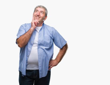 Emin çapraz kollar ve çeneme kaldırdı el ile gülümseme ile kameraya bakarak izole arka plan üzerinde yakışıklı komuta sizde. Pozitif düşünce.