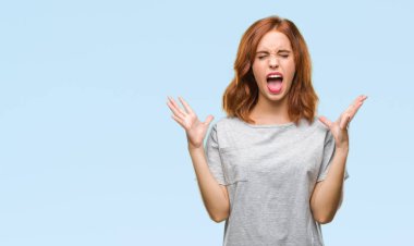 Genç güzel kadın yüzünden kızgın ve silah ile başarı için deli kutluyor izole arka plan ortaya çıkar ve heyecanlı çığlık gözler kapalı. Kazanan kavramı