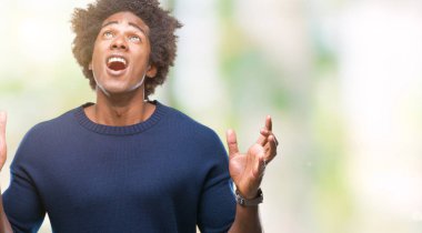 Afro Amerikalı adam izole arka plan çılgın ve kızgın bağırarak ve agresif ifade ve silah kaldırdı bağırıyor. Hayal kırıklığı kavramı.