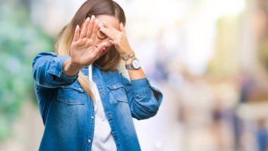 Üzerinde üzerinde gözlük takan genç güzel kadın gözleri elleriyle kapsayan arka plan izole ve stop jest ile acı ve korku ifadesi. Utandım ve negatif kavramı.