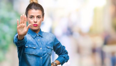 Genç güzel kadın izole arka stop yapıyor yüzünden elin avuç ile şarkı. Negatif ve ciddi bir jest yüz ifadesiyle uyarı.