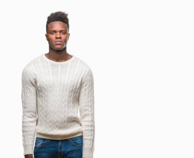 Afrikalı-Amerikalı genç yüzünde ciddi bir ifade ile izole arka plan üzerinde. Basit ve doğal kameraya bakıyor.