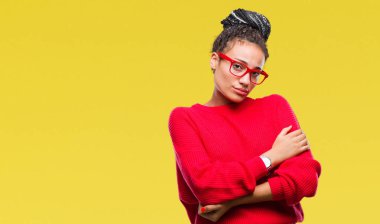 Genç örgülü saç Afro-Amerikan Kız izole arka plan şüpheci ve sinir, onaylamayan ifade yüz çapraz kollu kazak ve gözlük giyiyor. Negatif kişi.