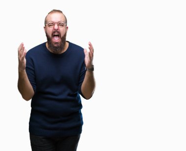 Üzerinde güneş gözlüğü takmış Genç beyaz hipster adam arka plan deli izole ve deli bağırarak ve agresif ifade ve silah kaldırdı bağırıyor. Hayal kırıklığı kavramı.